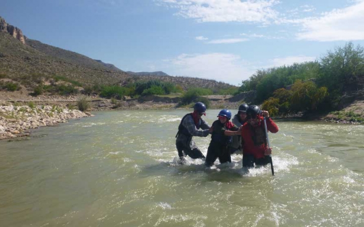 at risk teens build relationships on outward bound course